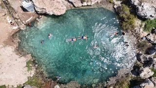 Uyuzlar �ifa bulmak, gen�ler ise serinlemek i�in giriyor