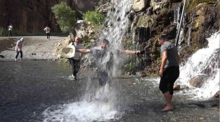Vatandaşlar doğal şelalede serinliyor