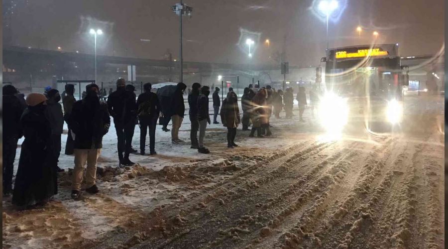 Vatandaşlar metrobüs duraklarında mahsur kaldı