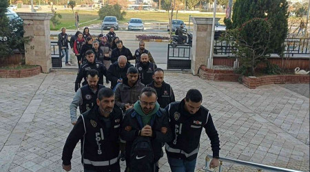 Yabancı ülke kimlikleri ile yakalandılar