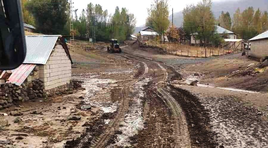 Ya�mur Erci�'te sele neden oldu