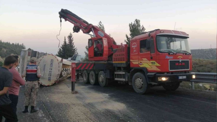 Yan yatan tanker trafiği kilitledi