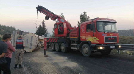 Yan yatan tanker trafiği kilitledi