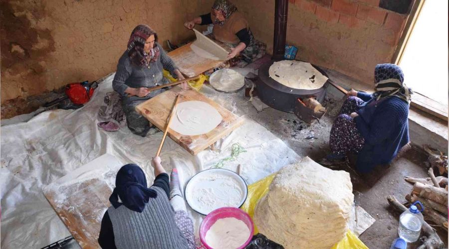 Yar�m asr� a�k�nd�r imece usul� yufka yap�yorlar