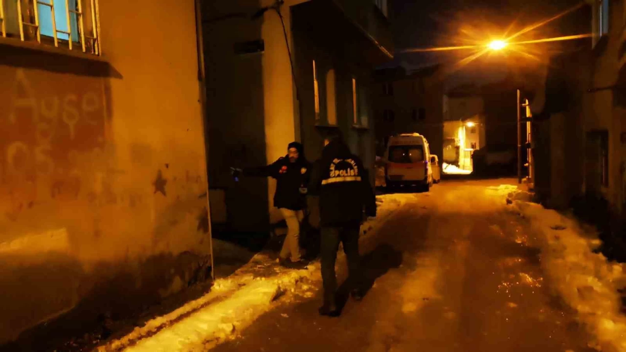 Ya�l� adam evinde �l� bulundu