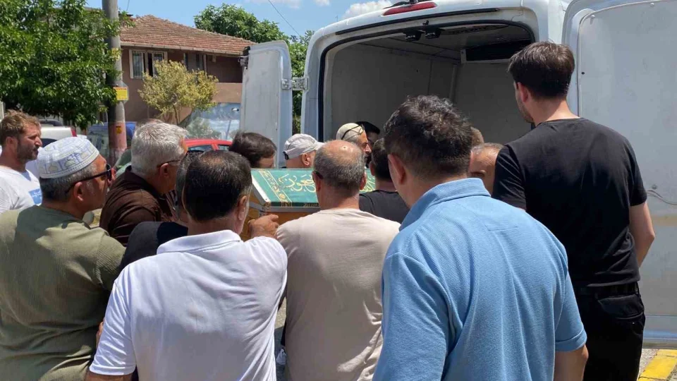 Ye�eni taraf�ndan pala ile �ld�r�len adam topra�a verildi