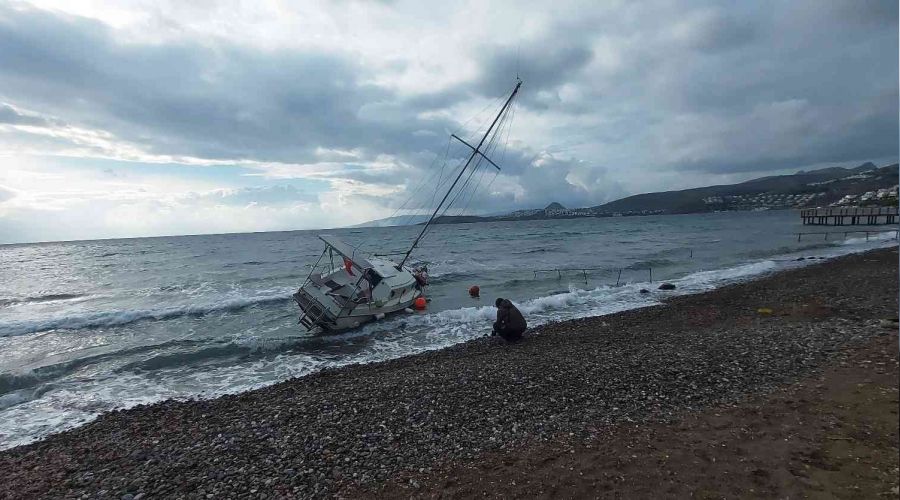 Yelkenli tekne karaya oturdu