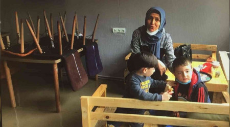 Yemek yerken restoranı sel bastı