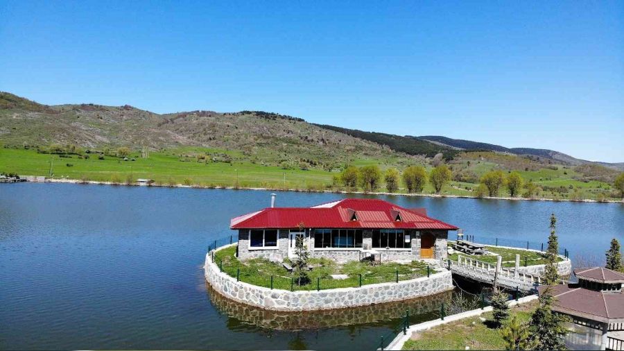 Ye�illi�in ortas�ndaki g�let manzaras� ile hayran b�rak�yor