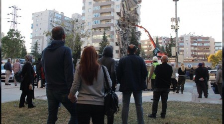 Yıkılan binayı böyle izlediler