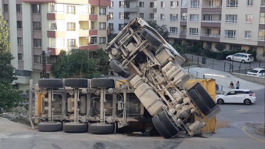 Yokuşu çıkmaya çalışan hafriyat kamyonu devrildi