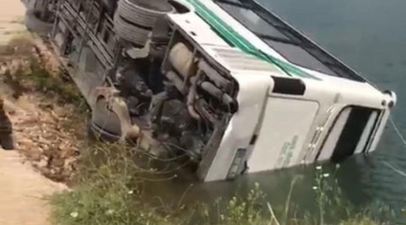 Yol çöktü, otobüs göle devrildi