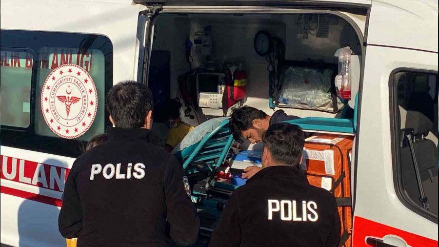 Yola atlayan 2 çocuğa otomobil çarptı