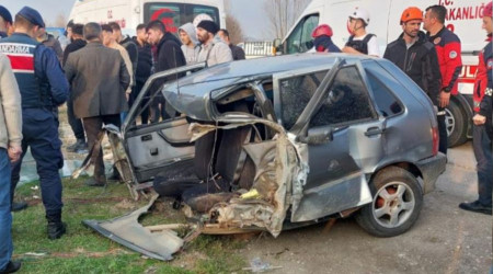 Yolcu durağına çarpan otomobil ikiye bölündü: 2 yaralı