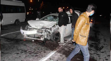 Yolcu minibüsü ile otomobil çarpıştı