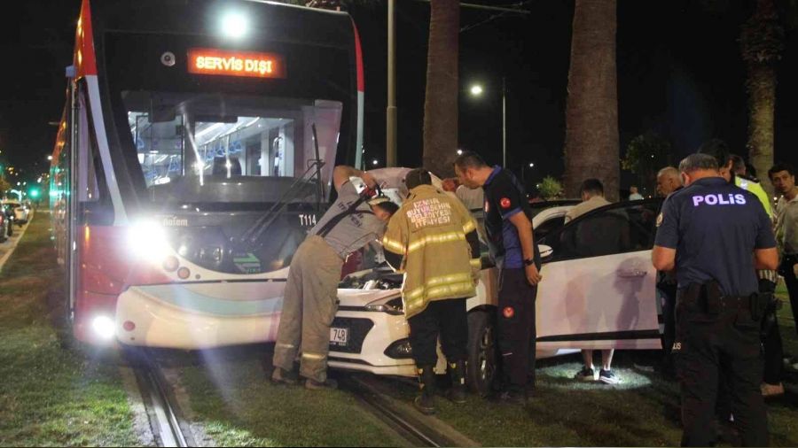 Yoldan çıkan araç tramvayla çarpıştı