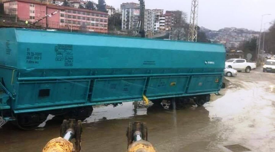 Yük treni raydan çıktı yola oturdu