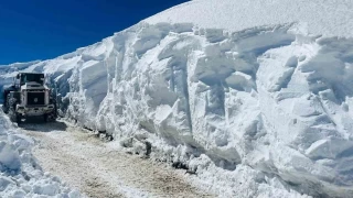 Yüksekova'da 3 metreyi bulan kar tünellerinde çalışma