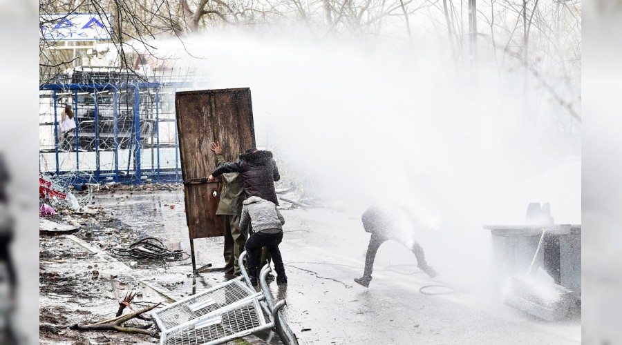 Yunanistan'�n sert m�dahalesi s�r�yor