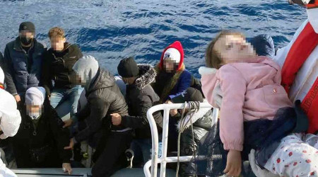 Yunanların ölüme terk ettiği göçmenleri Sahil Güvenlik kurtarıyor