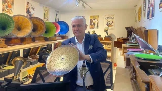 Y�zlerce gramafon ve plak� bir araya getirdi