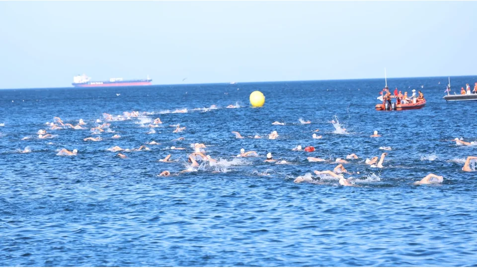 Y�zlerce ki�i 'y�zme maratonu'nda kap��t�
