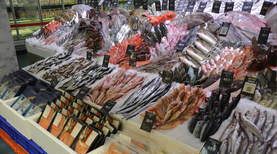Zincir marketlerde reyonlar balık doldu