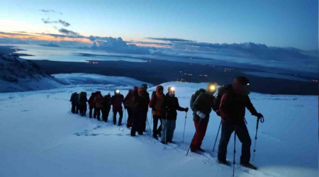 Zirveye 200 metre kala geri döndüler