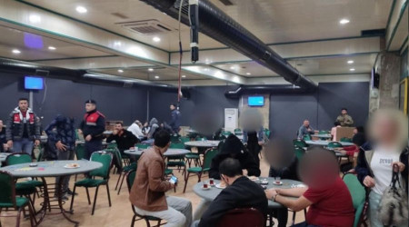1 ayda 3 defa mühürlenen kıraathaneye kumar baskını: 47 kişiye suçüstü