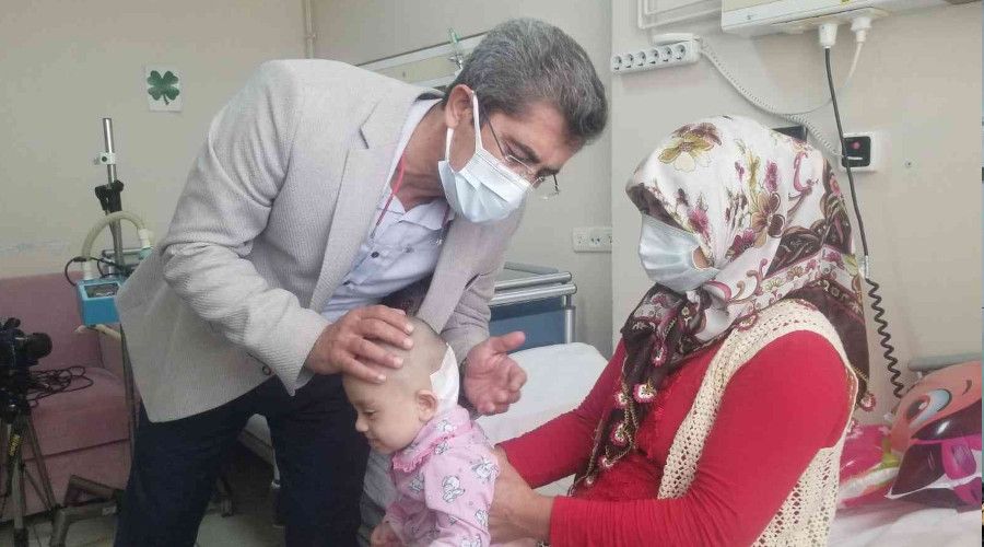 10 aylık bebeğin ensesinden 14 santimetrelik tümör çıkarıldı