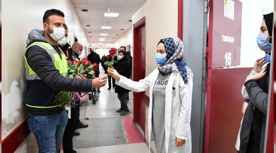 14 �ubat'ta Ba�kent'te sa�l�k �al��anlar�na k�rm�z� g�l