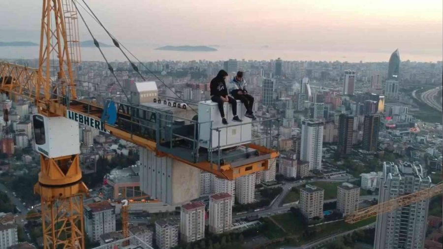 200 metre yüksekte vinç üzerinde iftar