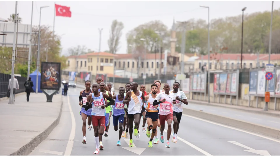   21. �stanbul Yar� Maratonu'nda kay�t rekoru k�r�ld�