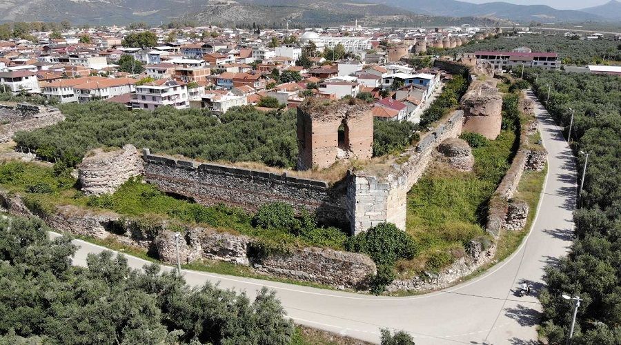 2500 yıllık surlar ortadan ayrıldı
