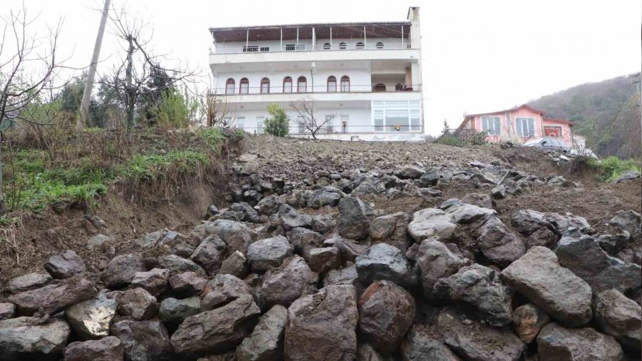 4 katl� apartman� heyelan tehdit ediyor