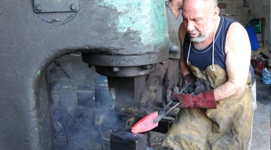 40 yıldır demirlere şekil veriyor