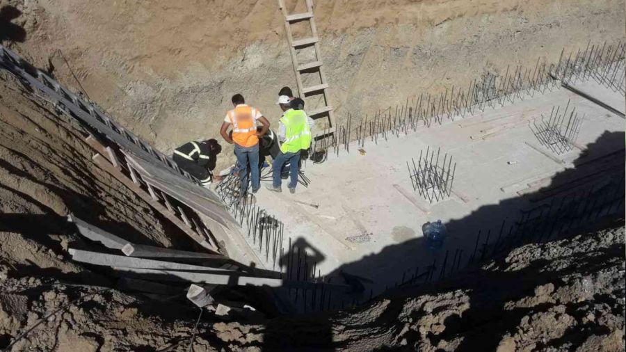 5 metre yüksekten temel çukuruna düşen işçi yaralandı