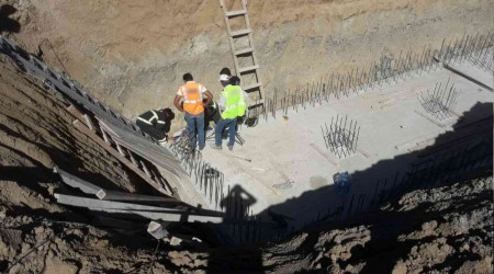 5 metre yüksekten temel çukuruna düşen işçi yaralandı