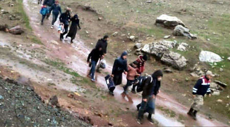 7 milyon kişinin geçtiği sınırda 16 göçmen yakalandı
