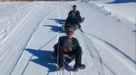 70 yaşındaki İsmail dedenin karda kızak keyfi