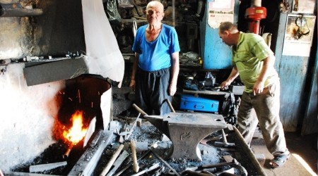70 yıldır demircilik mesleğini sürdürüyor