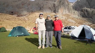 73 yaşındaki dağcı Hatun Okurkan gençlere taş çıkartıyor