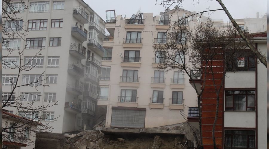 A�elya Apartman�'nda y�k�m s�ras�nda �atlaklar olu�tu