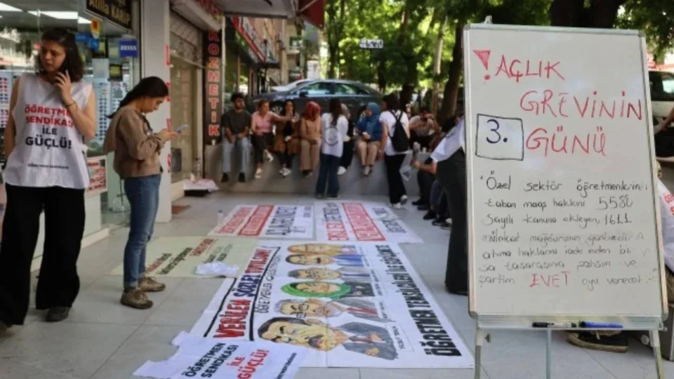 Açlık grevinin 3. gününde öğretmenlere, polis müdahalesi!
