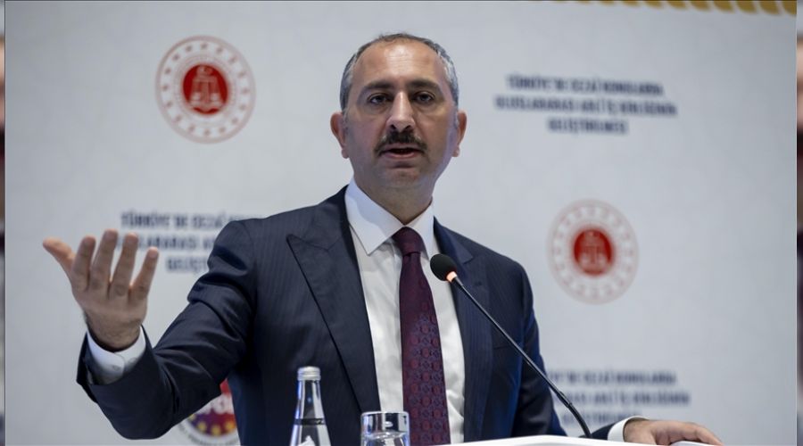 Adalet Bakanı'na, "Hakyol ve Menzil yargıyı ele mi geçiriyor?" sorusu