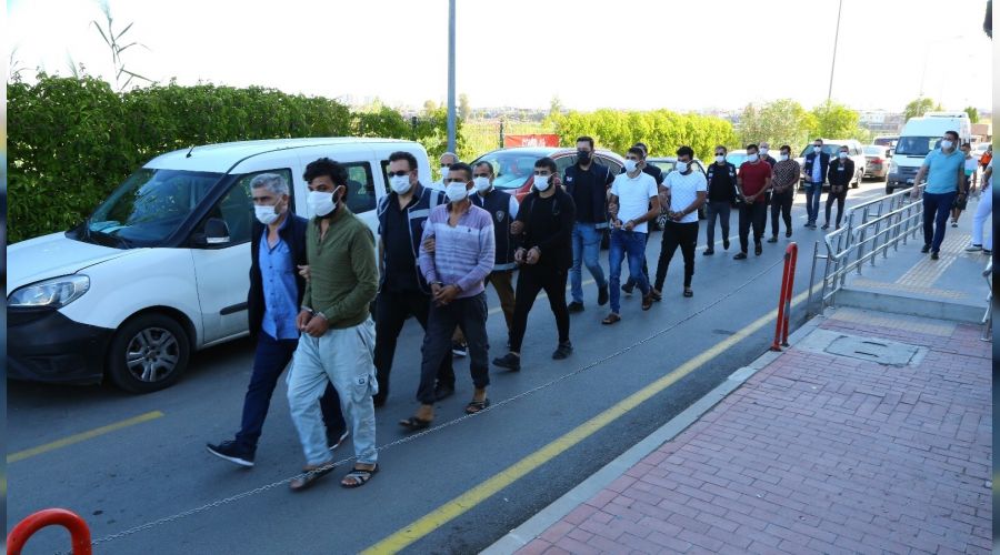 Adana'da 4 gmen kaaks tutukland