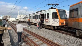 Adana'da raydan ��kan metro vagonu dire�e �arpt�