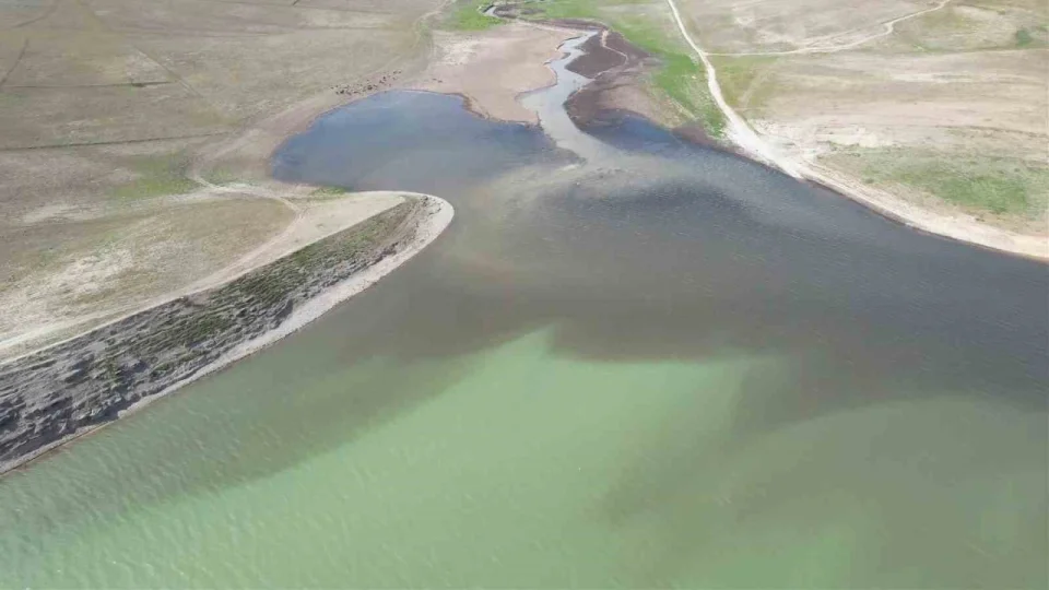 Ad�yaman'�n kanalizasyon at��� Atat�rk Baraj�'n� siyaha b�r�d�