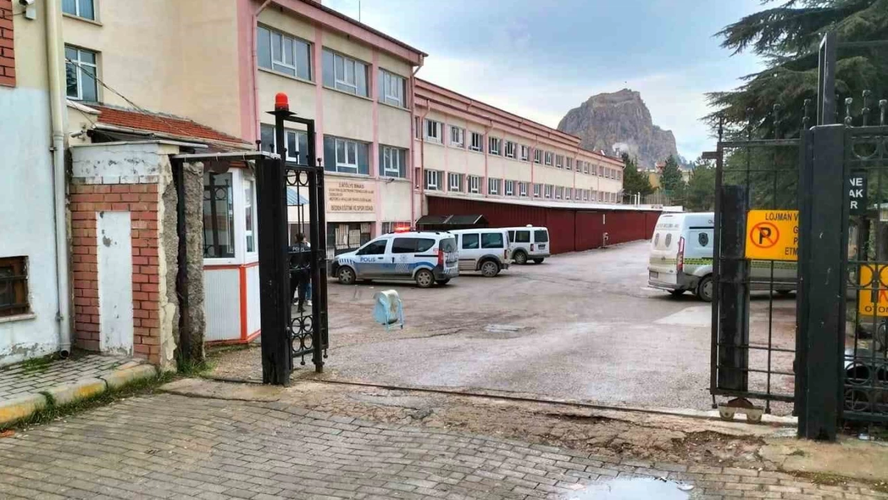 Afyonkarahisar'da lise öğrencisi öğretmenini bıçakladı