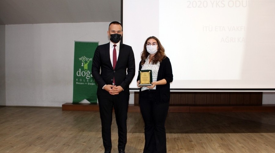 Ağrı Milli Eğitim Müdürü başarılı öğrencilere ödüllerini verdi